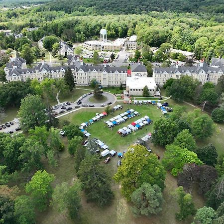 Condo On State Hospital Grounds! Traverse City Exteriér fotografie