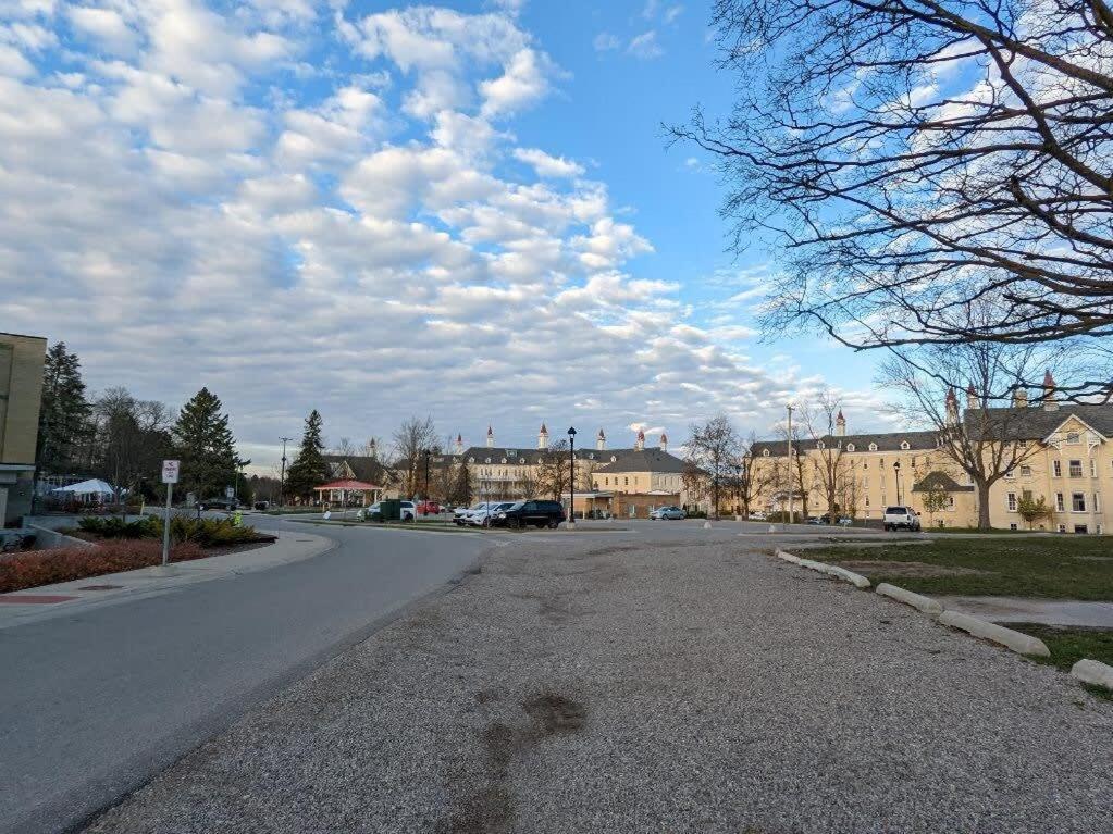 Condo On State Hospital Grounds! Traverse City Exteriér fotografie